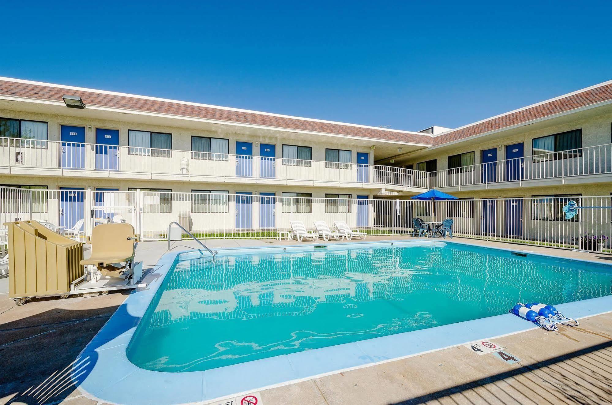Park Inn By Radisson, Thornton Exterior foto